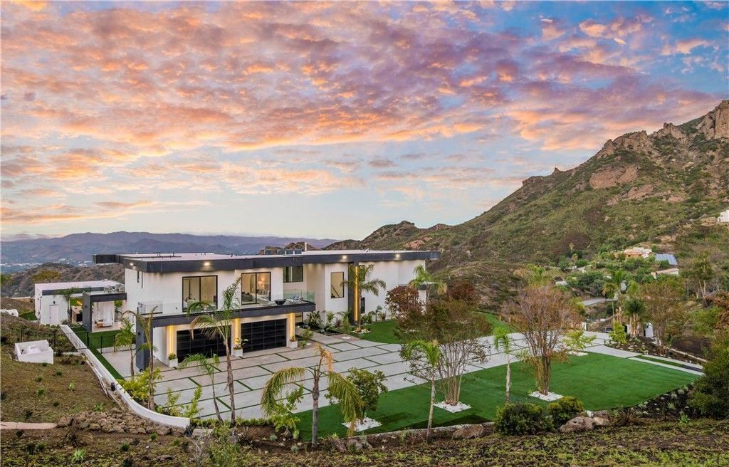 Stunning Malibu Home 11.5 Million for Panoramic Views and Luxurious Private Living 2