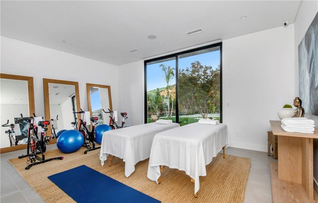Stunning Malibu Home 11.5 Million for Panoramic Views and Luxurious Private Living 21