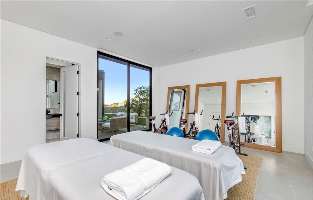 Stunning Malibu Home 11.5 Million for Panoramic Views and Luxurious Private Living 22