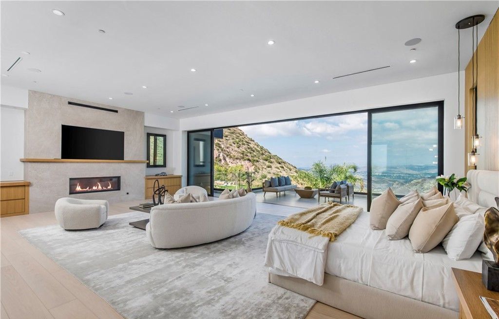 Stunning Malibu Home 11.5 Million for Panoramic Views and Luxurious Private Living 24