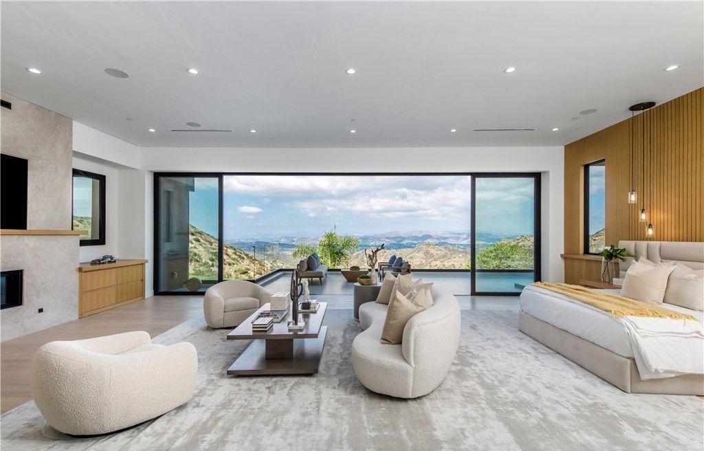 Stunning Malibu Home 11.5 Million for Panoramic Views and Luxurious Private Living 25