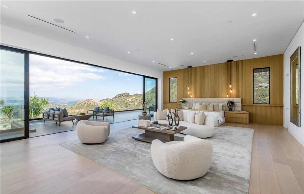 Stunning Malibu Home 11.5 Million for Panoramic Views and Luxurious Private Living 26