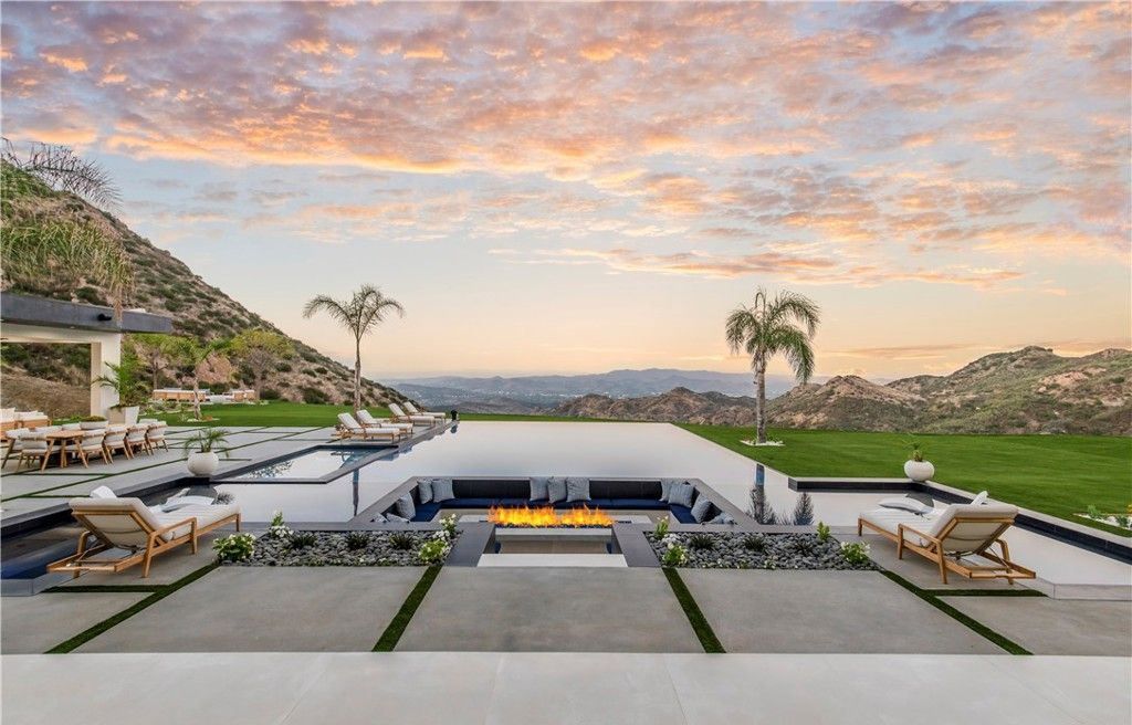 Stunning Malibu Home 11.5 Million for Panoramic Views and Luxurious Private Living 3