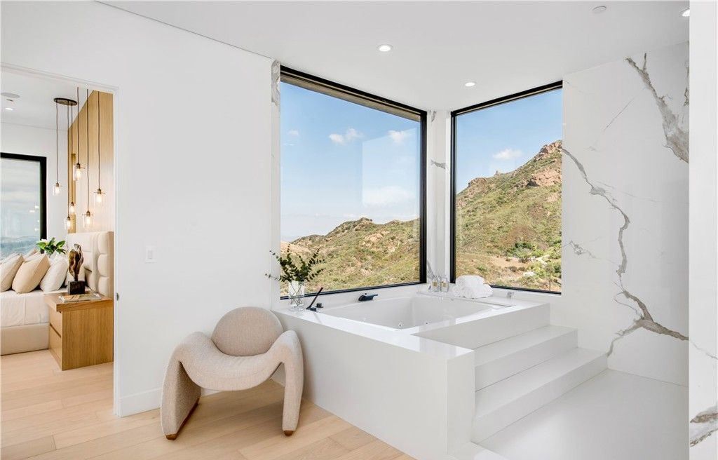 Stunning Malibu Home 11.5 Million for Panoramic Views and Luxurious Private Living 32