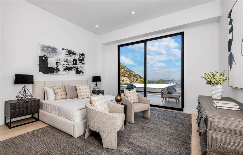 Stunning Malibu Home 11.5 Million for Panoramic Views and Luxurious Private Living 33