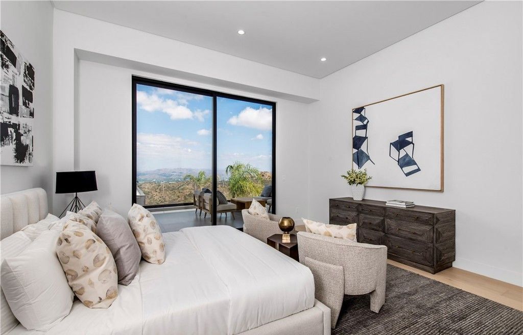 Stunning Malibu Home 11.5 Million for Panoramic Views and Luxurious Private Living 34