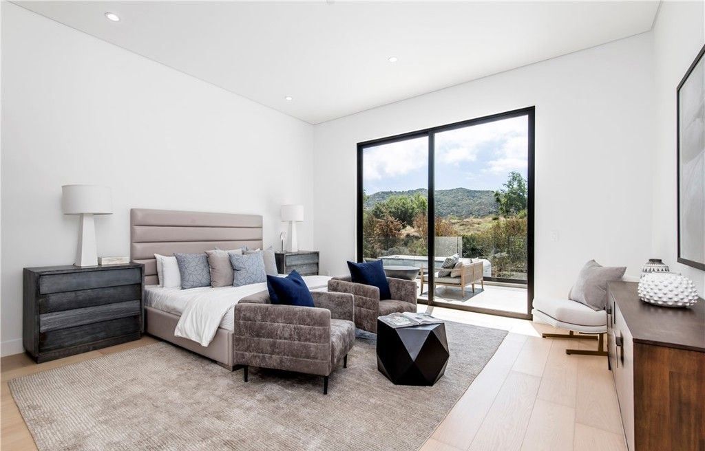 Stunning Malibu Home 11.5 Million for Panoramic Views and Luxurious Private Living 36