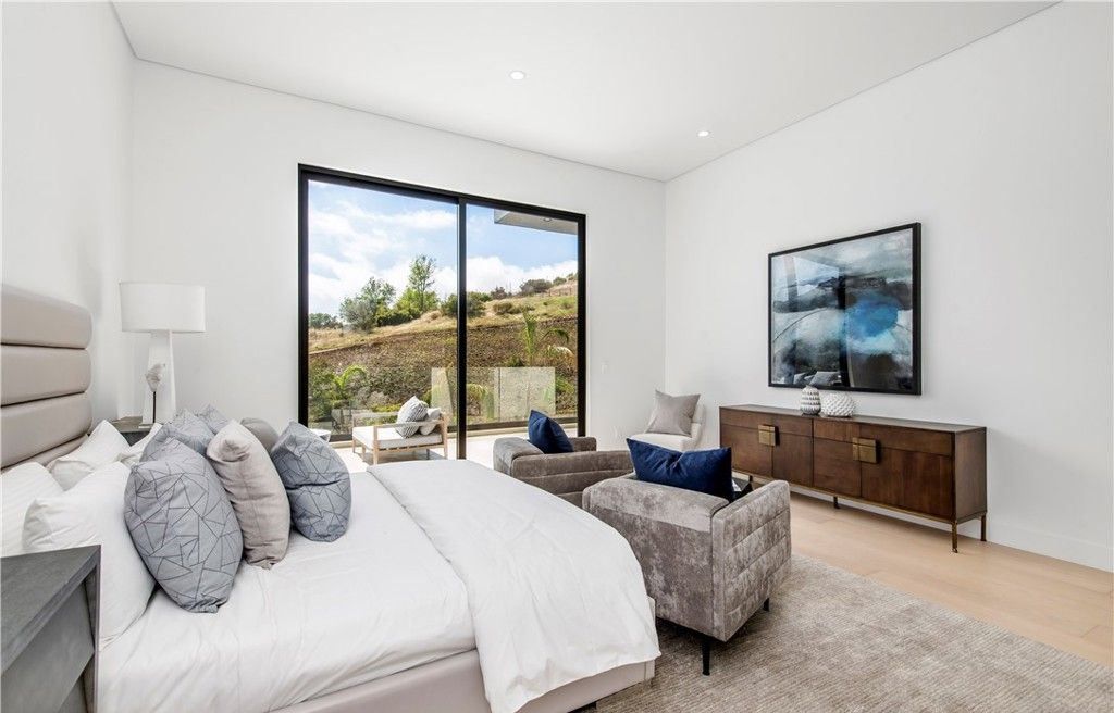 Stunning Malibu Home 11.5 Million for Panoramic Views and Luxurious Private Living 37