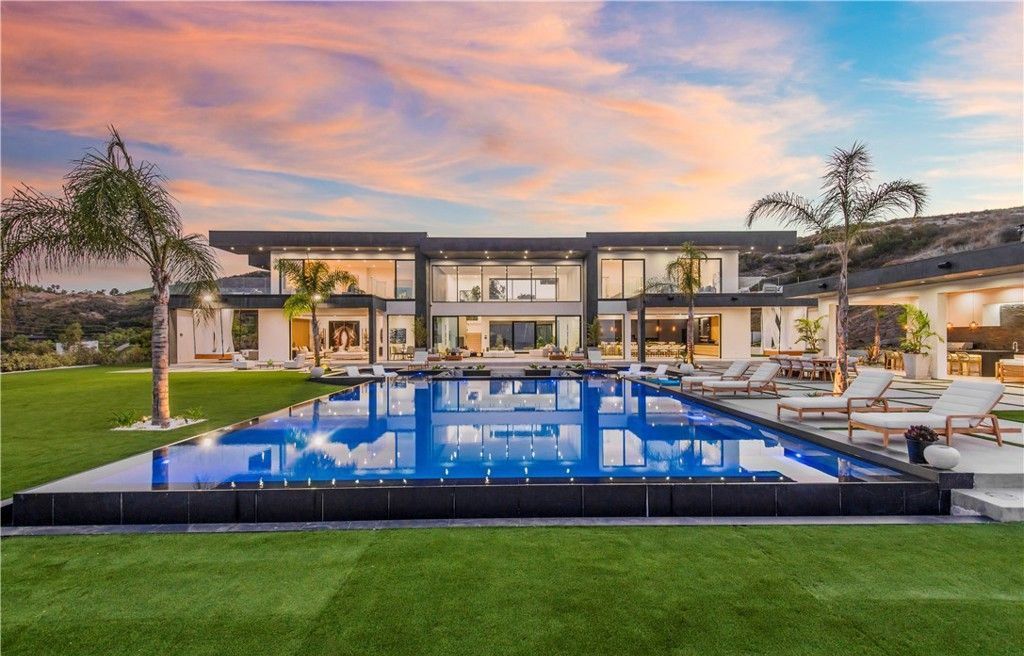 Stunning Malibu Home 11.5 Million for Panoramic Views and Luxurious Private Living 4