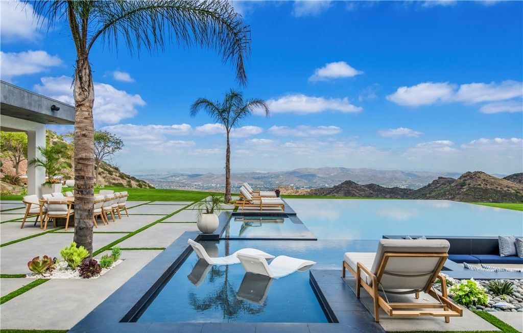 Stunning Malibu Home 11.5 Million for Panoramic Views and Luxurious Private Living 45