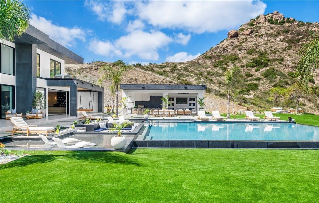 Stunning Malibu Home 11.5 Million for Panoramic Views and Luxurious Private Living 48