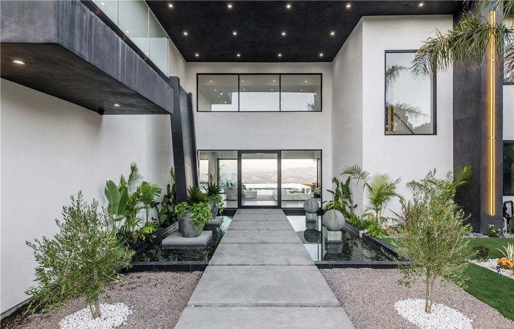 Stunning Malibu Home 11.5 Million for Panoramic Views and Luxurious Private Living 5