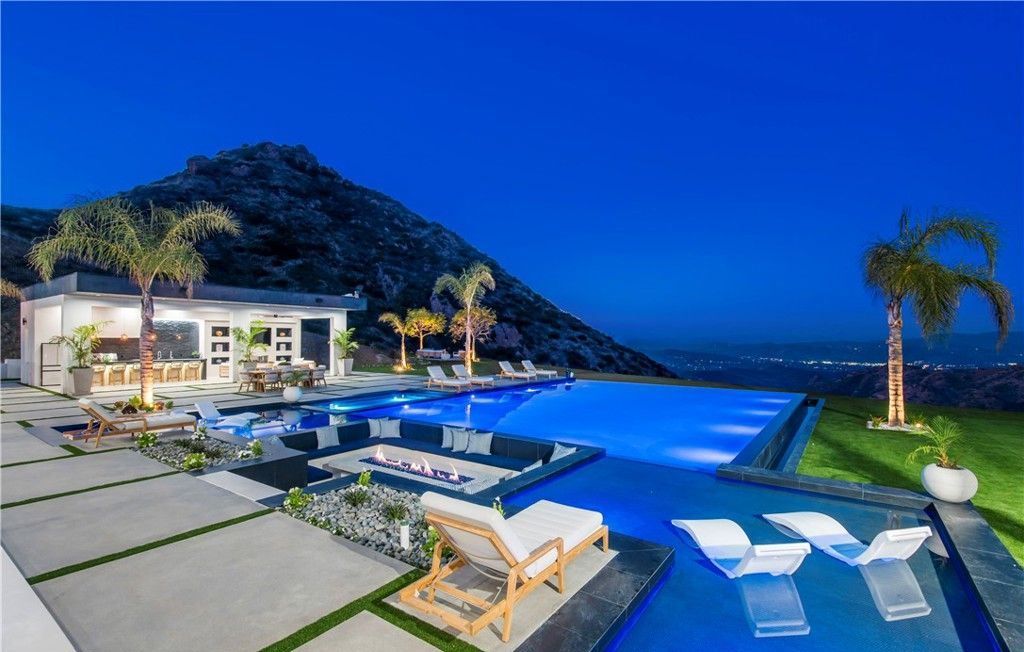 Stunning Malibu Home 11.5 Million for Panoramic Views and Luxurious Private Living 50
