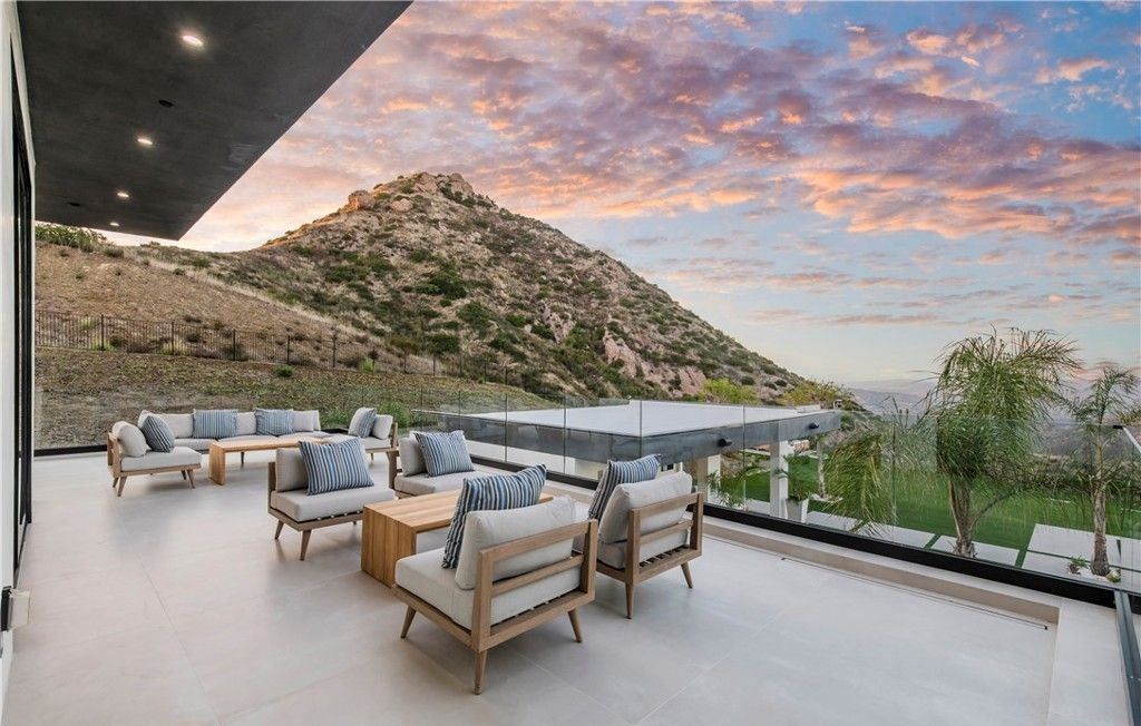 Stunning Malibu Home 11.5 Million for Panoramic Views and Luxurious Private Living 55