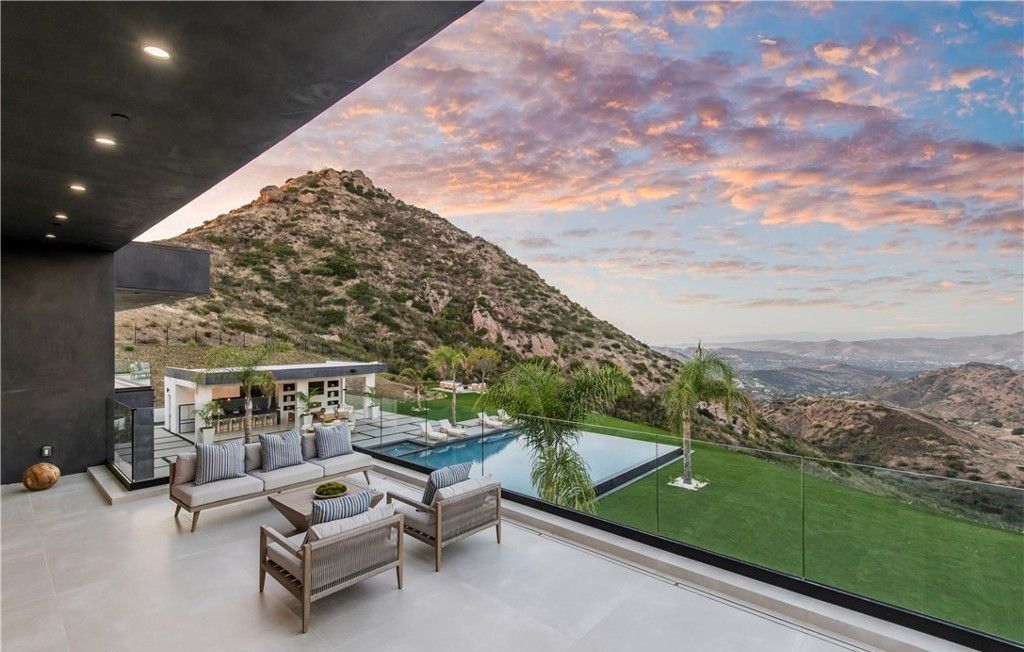 Stunning Malibu Home 11.5 Million for Panoramic Views and Luxurious Private Living 56