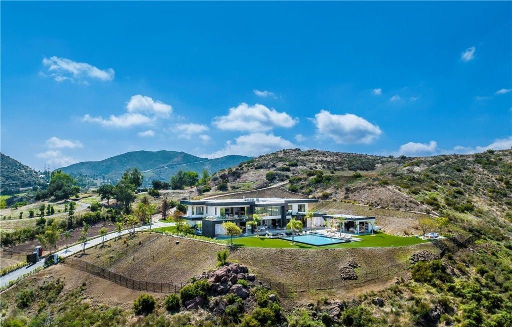 Stunning Malibu Home 11.5 Million for Panoramic Views and Luxurious Private Living 60