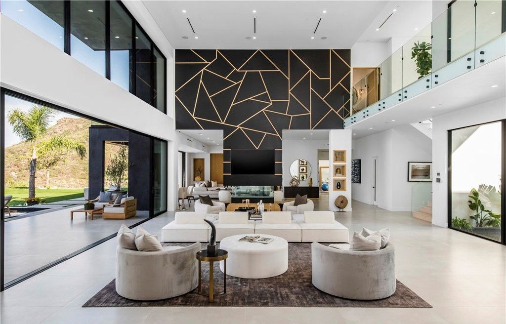 Stunning Malibu Home 11.5 Million for Panoramic Views and Luxurious Private Living 8