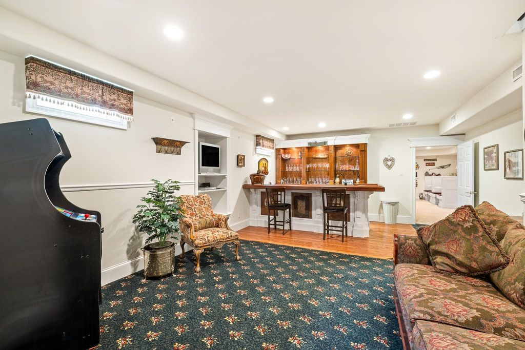 Stunning One Acre Executive Estate in New Jersey Perfect for Entertaining Asking 2485000 20