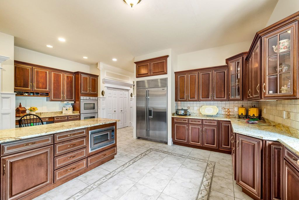 Stunning One Acre Executive Estate in New Jersey Perfect for Entertaining Asking 2485000 9