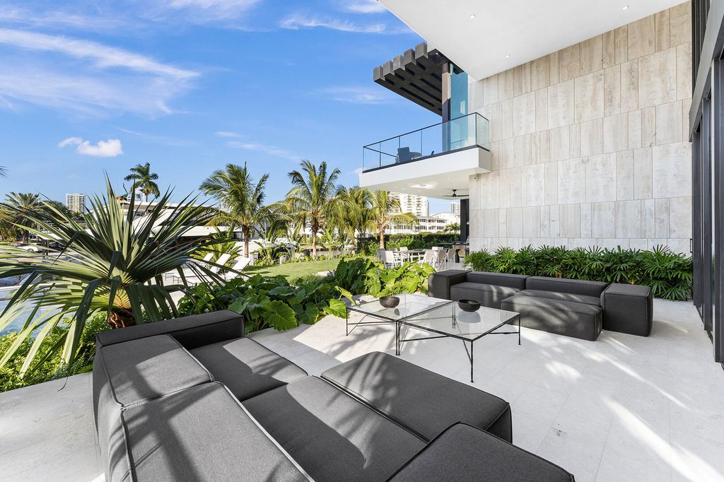 Tamarind Residence by SDH Studio Architecture + Design