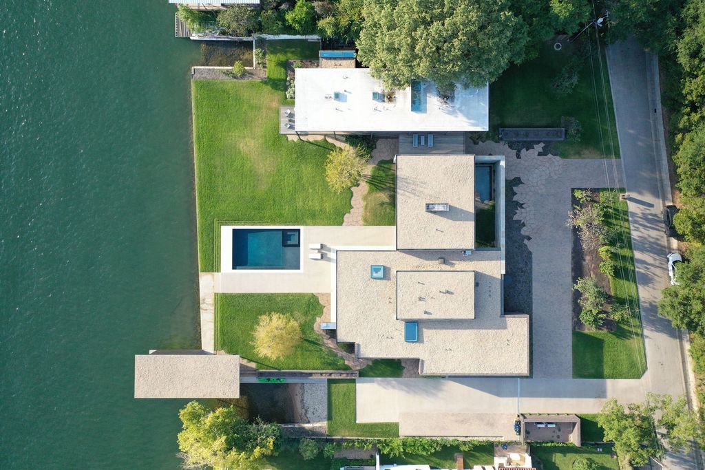 Water's Edge House in Texas by A Parallel Architecture
