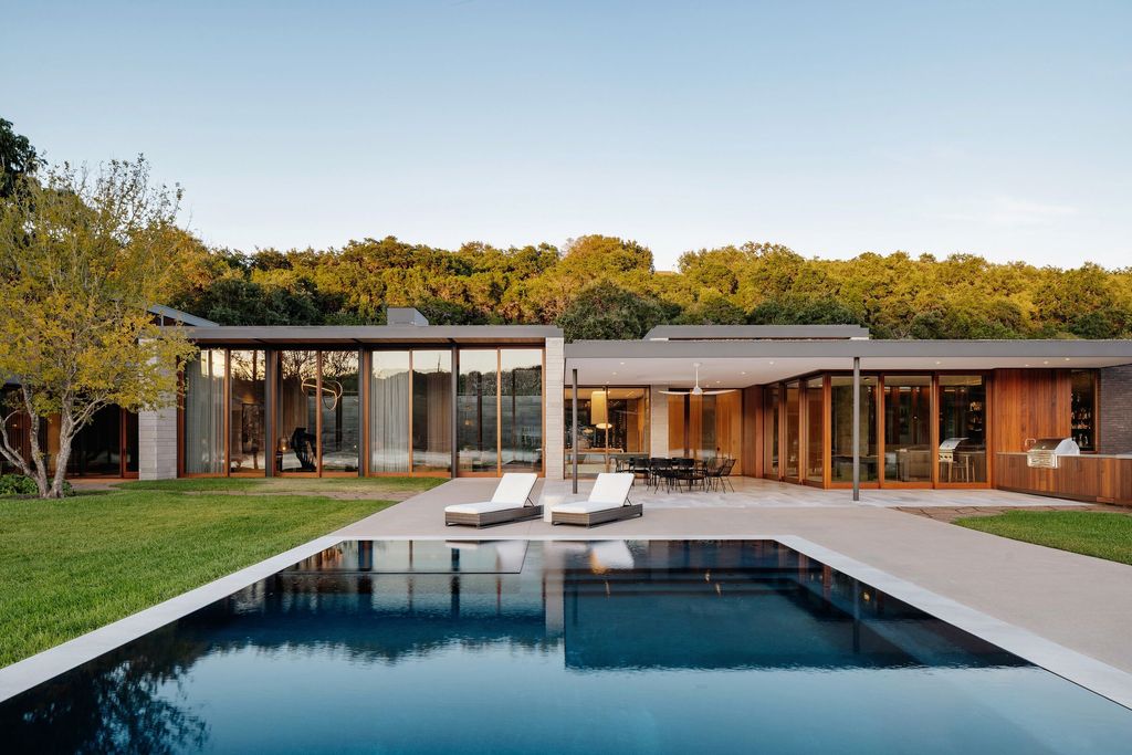 Water's Edge House in Texas by A Parallel Architecture