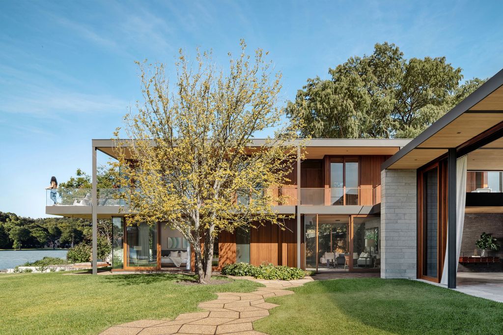 Water's Edge House in Texas by A Parallel Architecture
