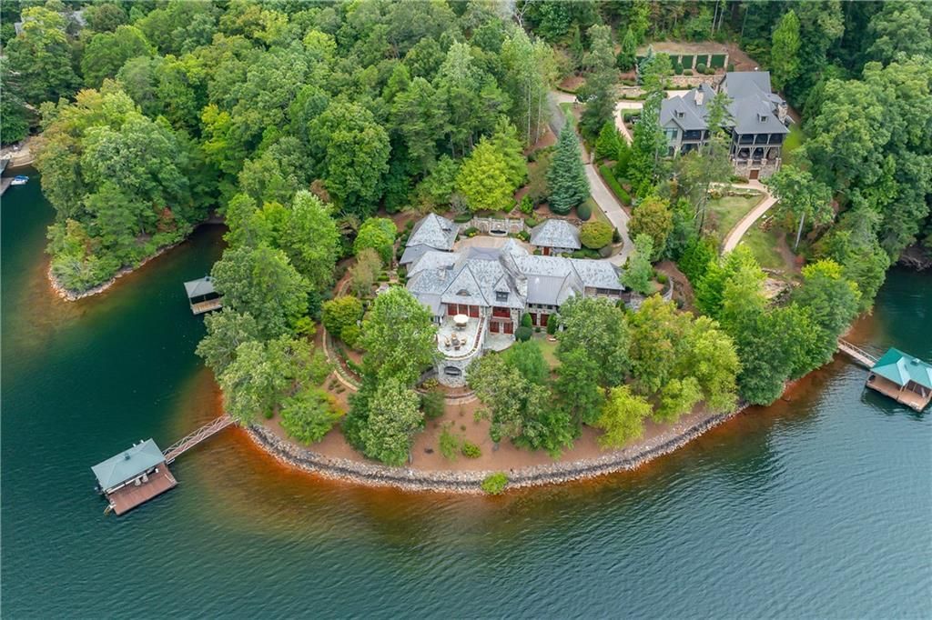 Pristine Old English Style Manor with Panoramic Waterfront Views Asking 6989000 3
