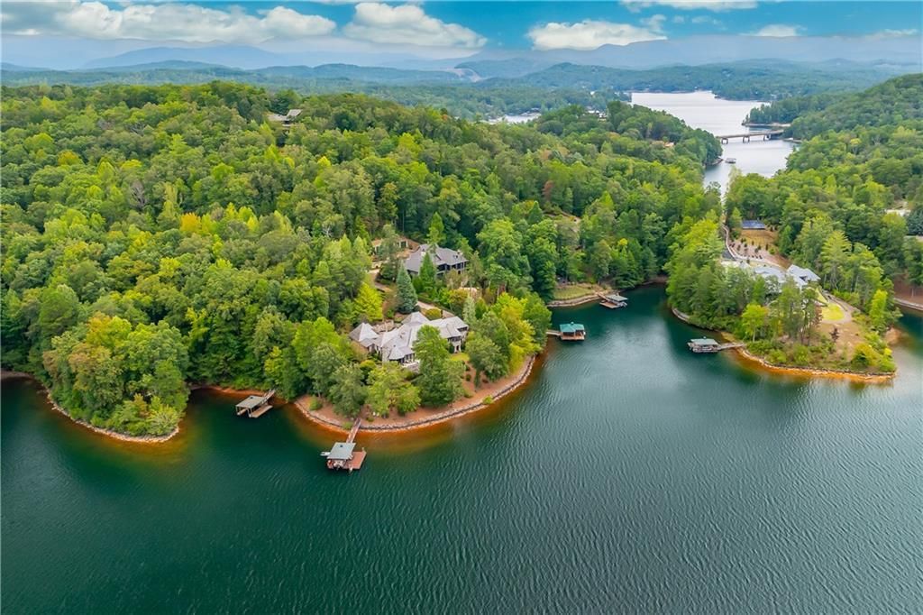 Pristine Old English Style Manor with Panoramic Waterfront Views Asking 6989000 44