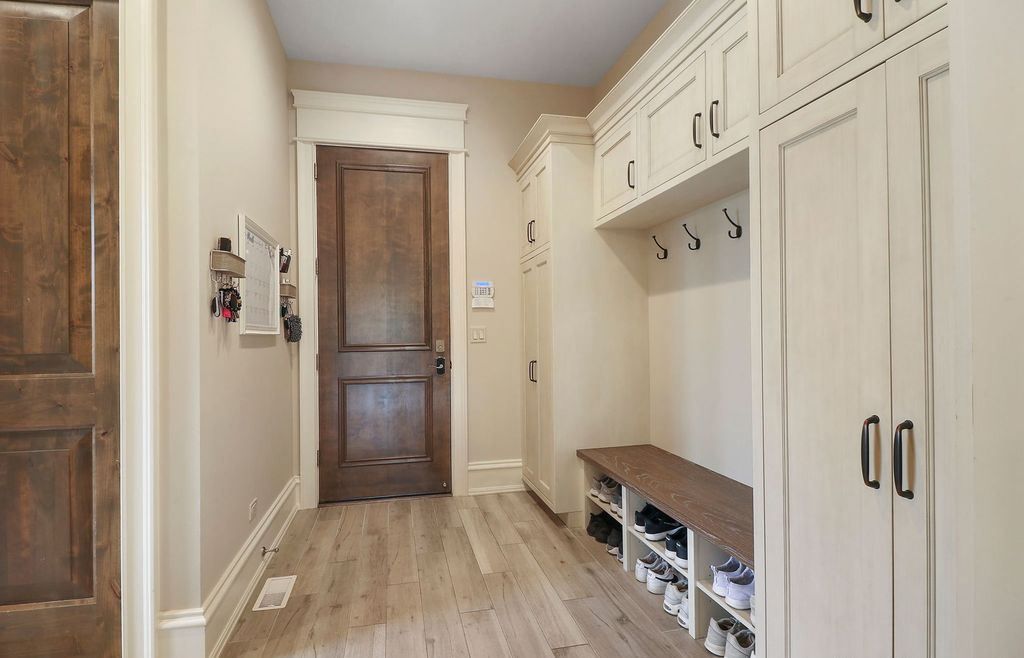 Refined Living at Its Finest Distinguished Illinois Home in Exclusive Community Asking 2995000 16