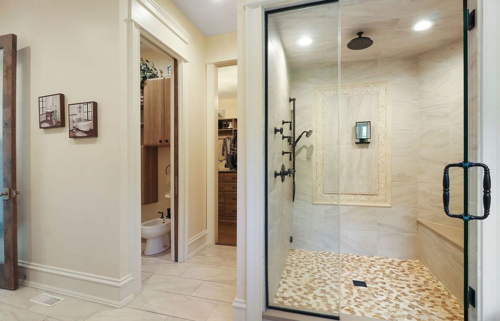 Refined Living at Its Finest Distinguished Illinois Home in Exclusive Community Asking 2995000 21