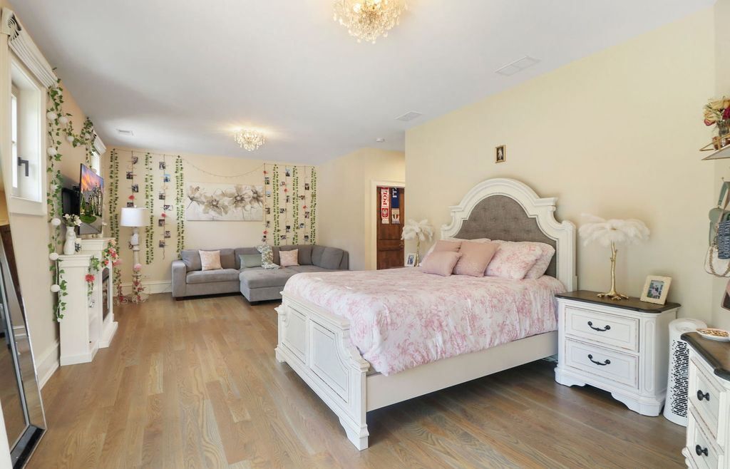 Refined Living at Its Finest Distinguished Illinois Home in Exclusive Community Asking 2995000 32