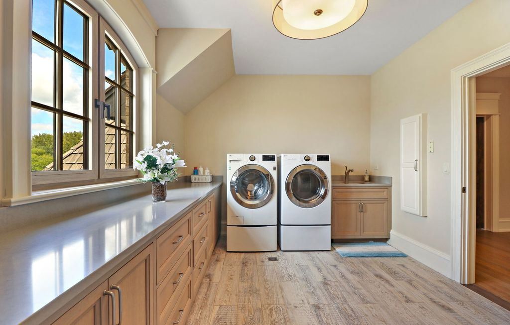 Refined Living at Its Finest Distinguished Illinois Home in Exclusive Community Asking 2995000 34