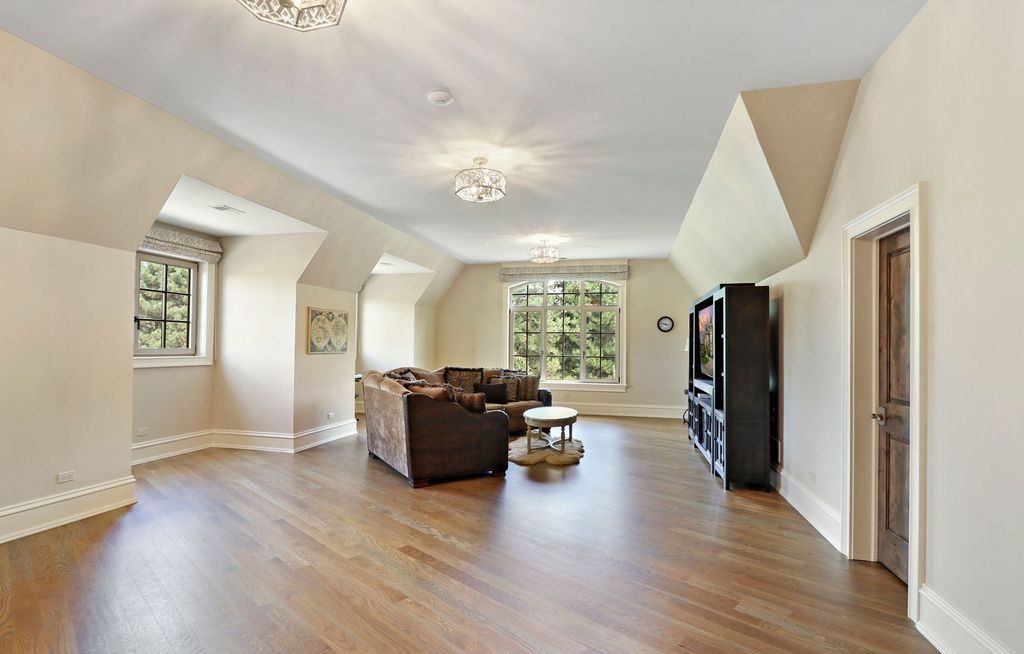 Refined Living at Its Finest Distinguished Illinois Home in Exclusive Community Asking 2995000 35