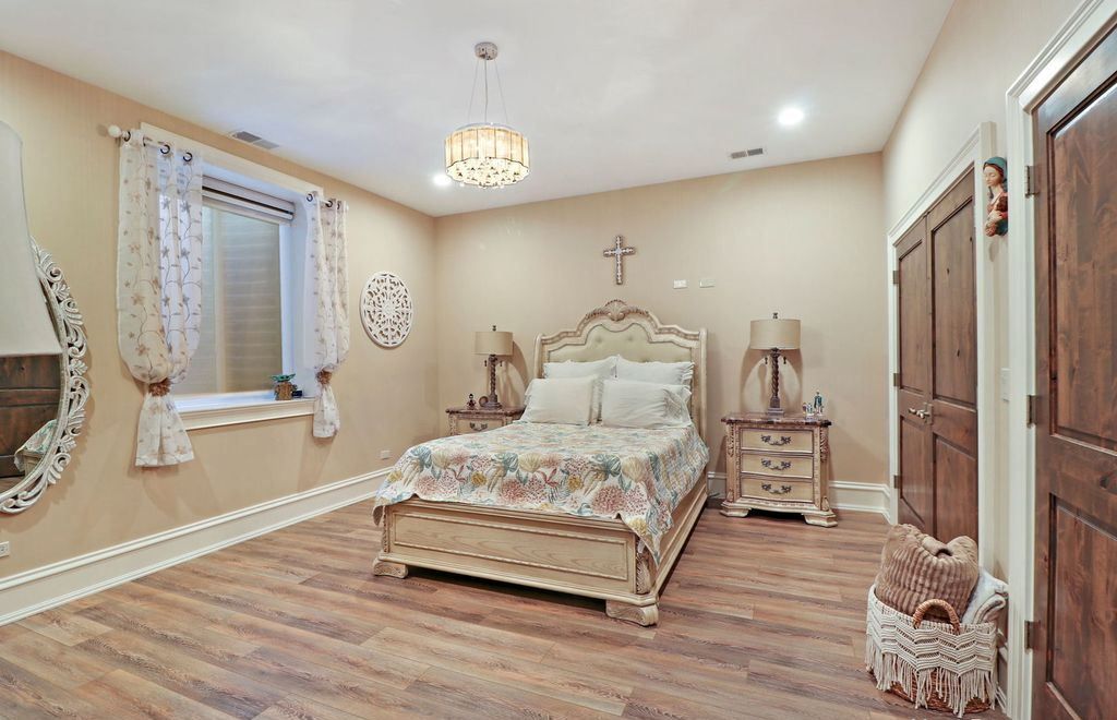 Refined Living at Its Finest Distinguished Illinois Home in Exclusive Community Asking 2995000 44