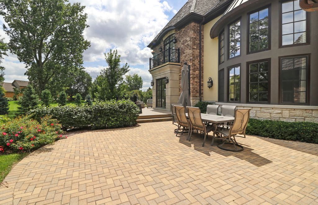 Refined Living at Its Finest Distinguished Illinois Home in Exclusive Community Asking 2995000 52
