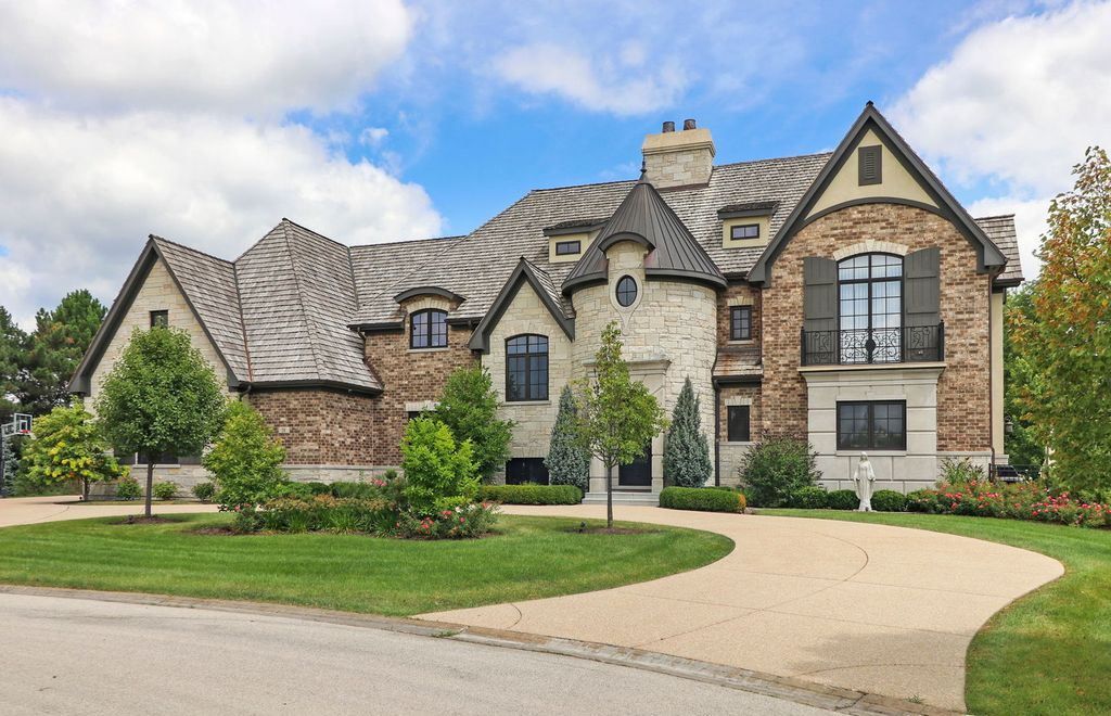 Refined Living at Its Finest Distinguished Illinois Home in Exclusive Community Asking 2995000 55
