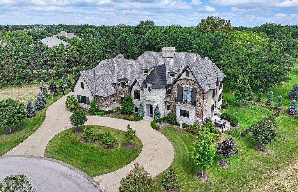 Refined Living at Its Finest Distinguished Illinois Home in Exclusive Community Asking 2995000 56
