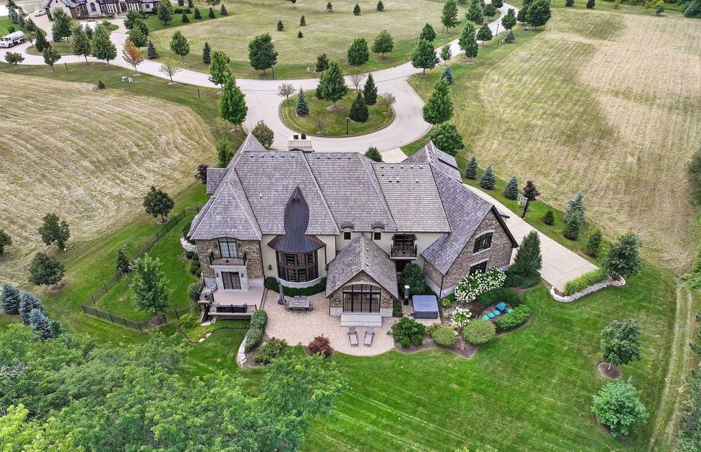 Refined Living at Its Finest Distinguished Illinois Home in Exclusive Community Asking 2995000 59