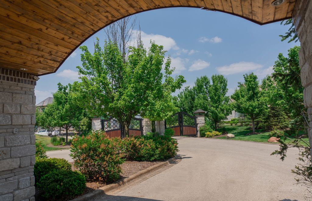 Refined Living at Its Finest Distinguished Illinois Home in Exclusive Community Asking 2995000 61
