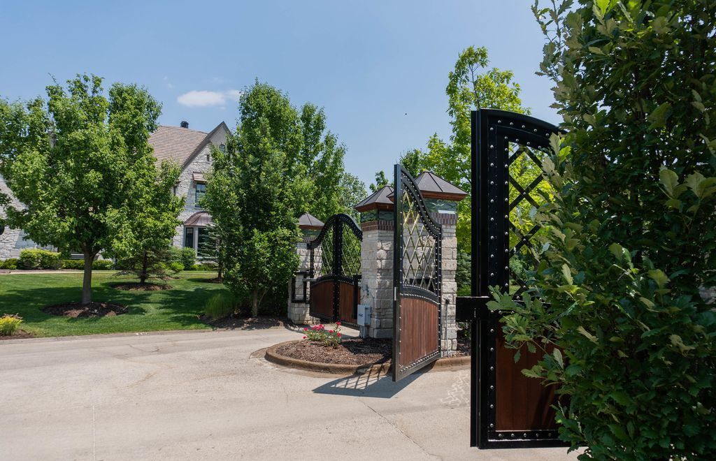 Refined Living at Its Finest Distinguished Illinois Home in Exclusive Community Asking 2995000 65