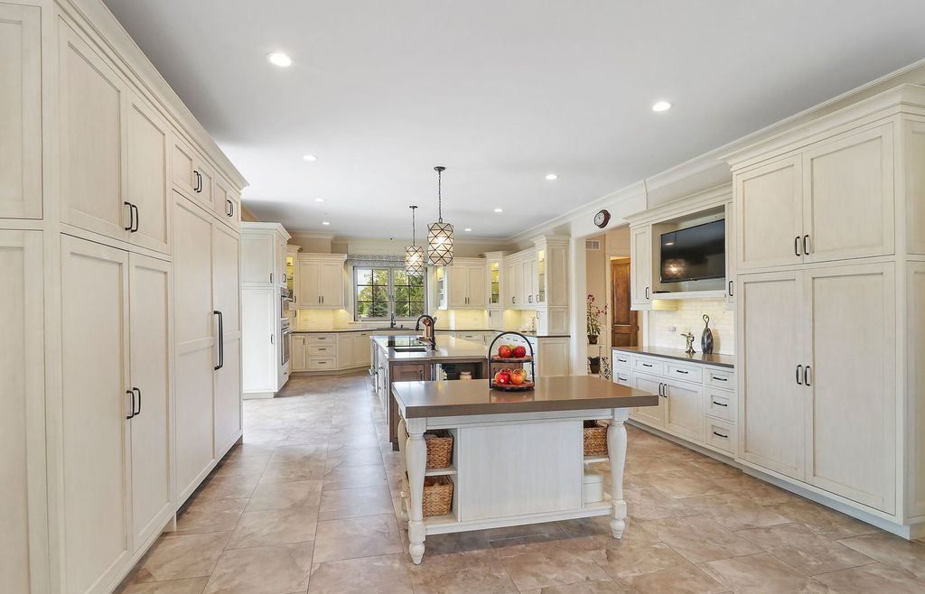 Refined Living at Its Finest Distinguished Illinois Home in Exclusive Community Asking 2995000 8