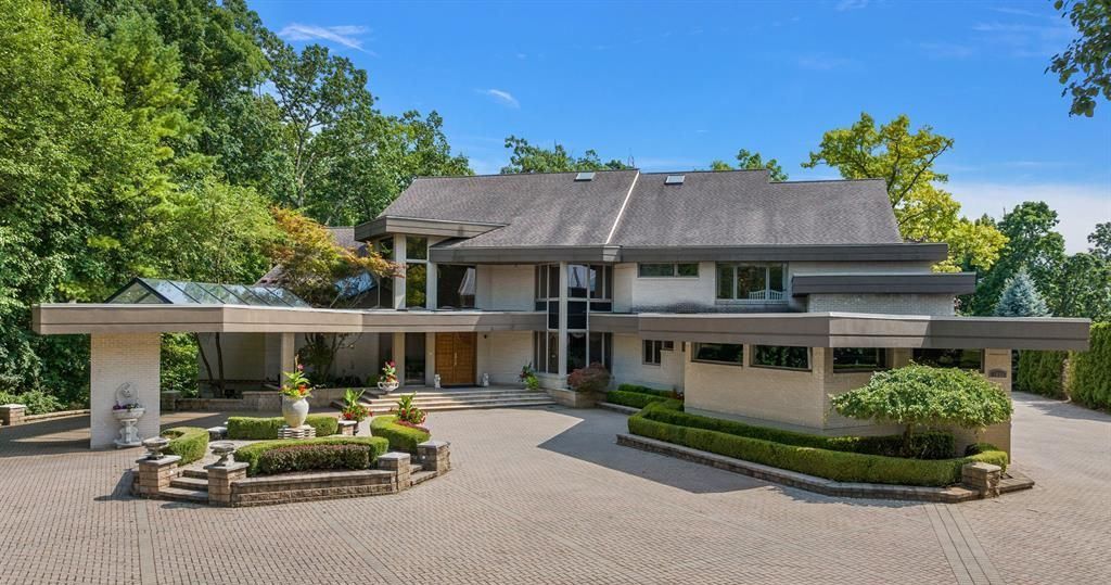 Stunning Modern Estate on Mirror Lake Ideal for Entertaining and Relaxation Asking 2349000 1