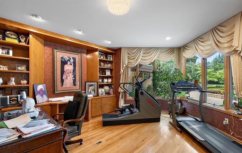 Stunning Modern Estate on Mirror Lake Ideal for Entertaining and Relaxation Asking 2349000 12