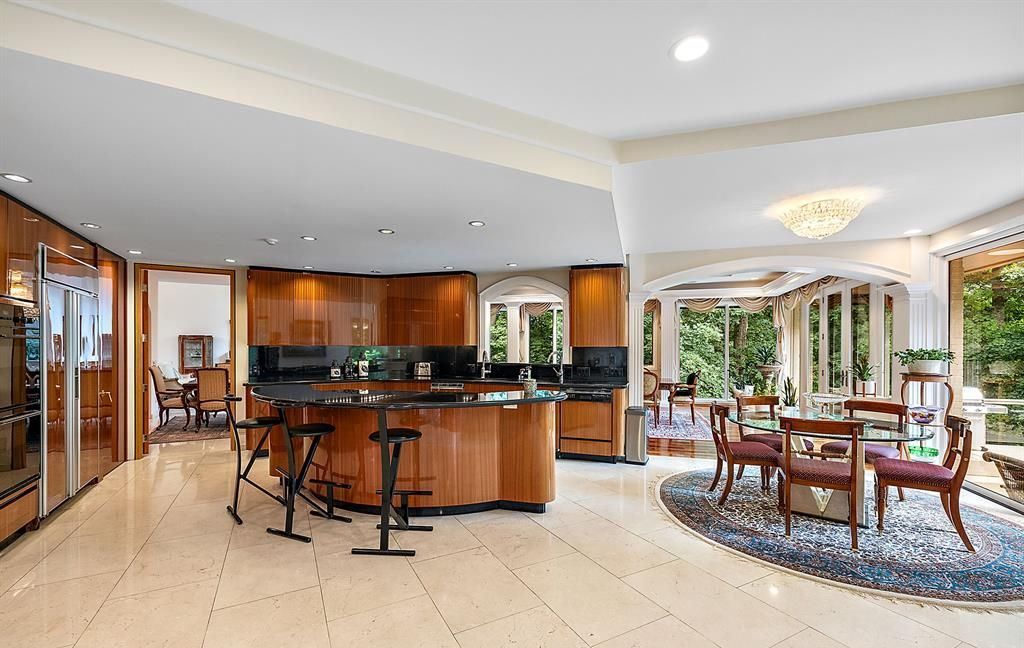 Stunning Modern Estate on Mirror Lake Ideal for Entertaining and Relaxation Asking 2349000 17