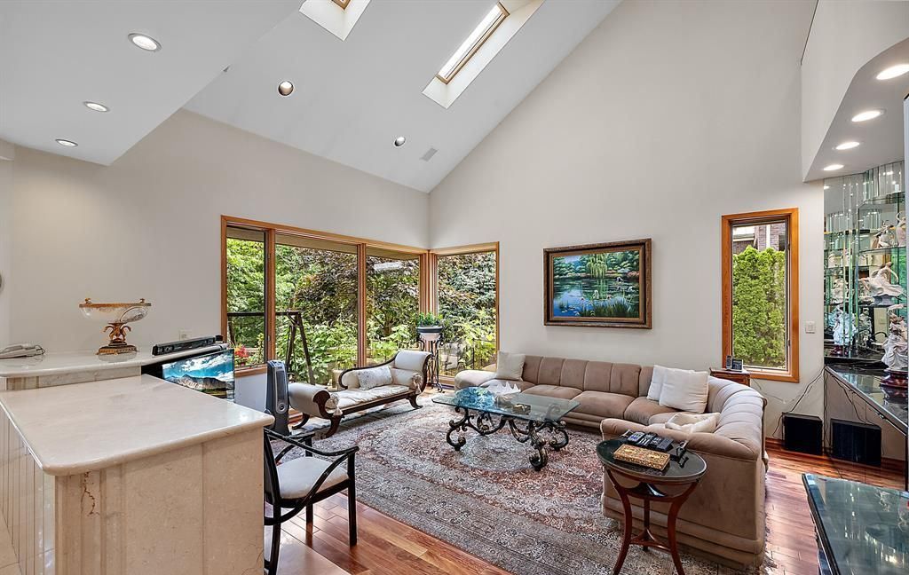 Stunning Modern Estate on Mirror Lake Ideal for Entertaining and Relaxation Asking 2349000 19