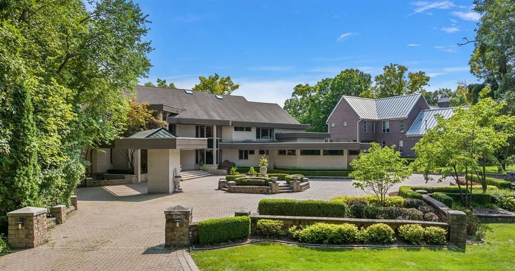 Stunning Modern Estate on Mirror Lake Ideal for Entertaining and Relaxation Asking 2349000 2