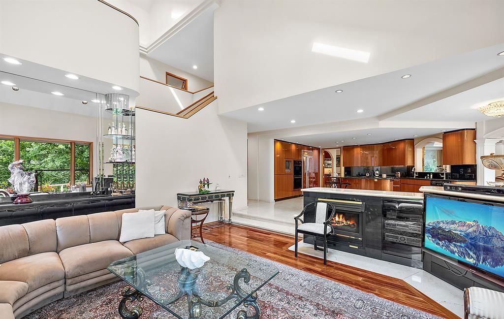 Stunning Modern Estate on Mirror Lake Ideal for Entertaining and Relaxation Asking 2349000 20
