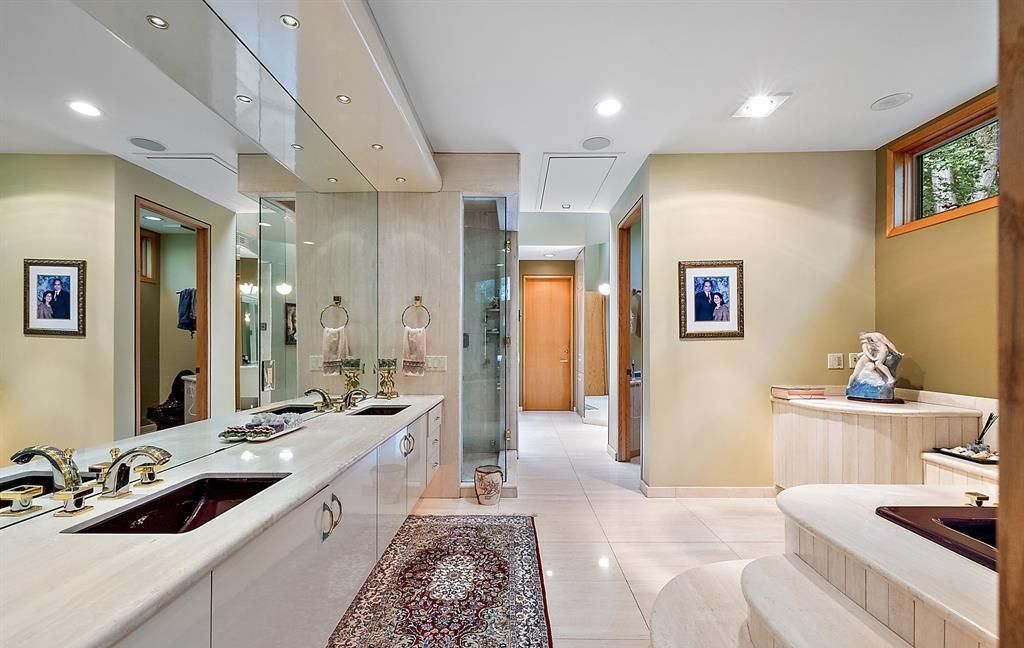 Stunning Modern Estate on Mirror Lake Ideal for Entertaining and Relaxation Asking 2349000 27