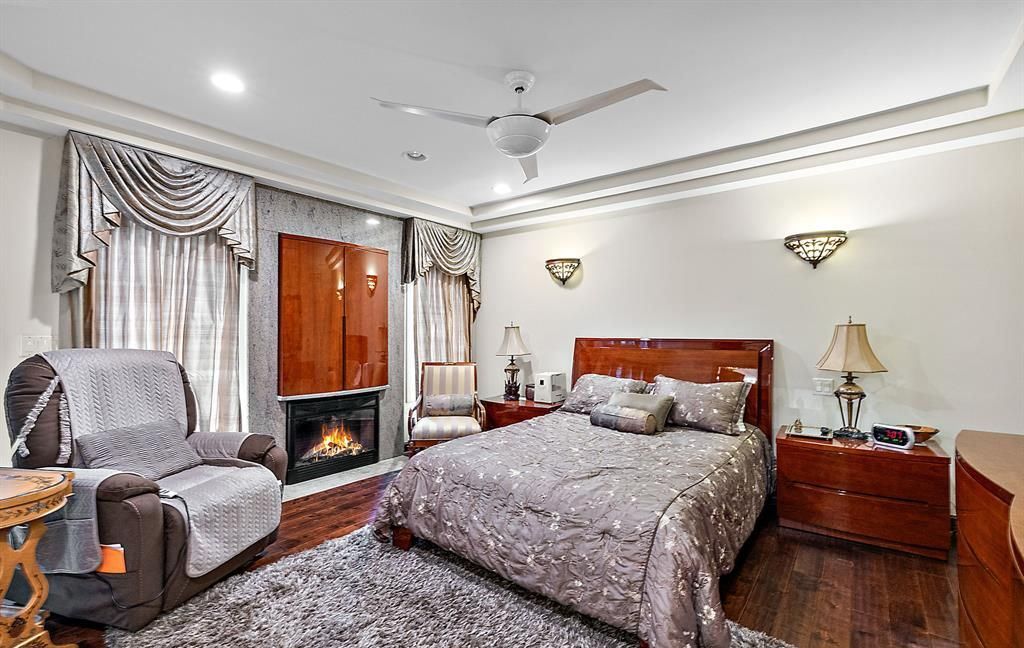 Stunning Modern Estate on Mirror Lake Ideal for Entertaining and Relaxation Asking 2349000 28
